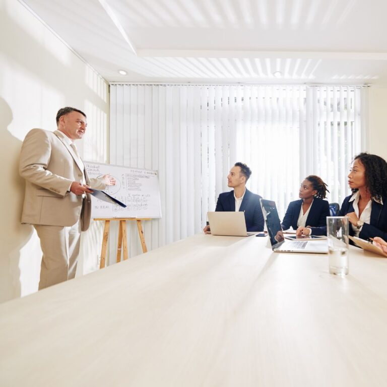 Gruppe in einem professionellen Meeting in hellem Konferenzraum
