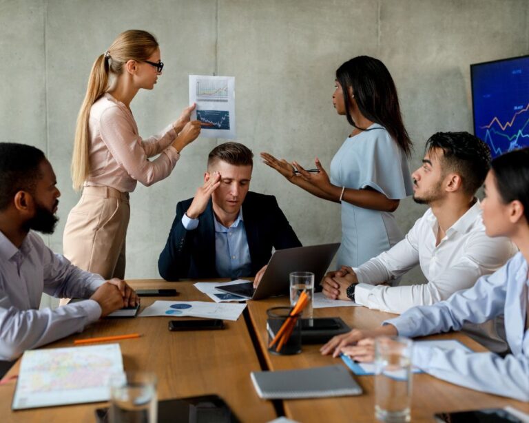 Konfliktgespräch zwischen mehreren Kolleg:innen im Büro