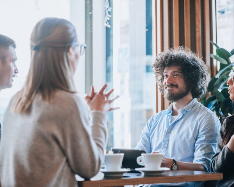 Persönliches Gespräch zwischen zwei Personen in entspannter Atmosphäre