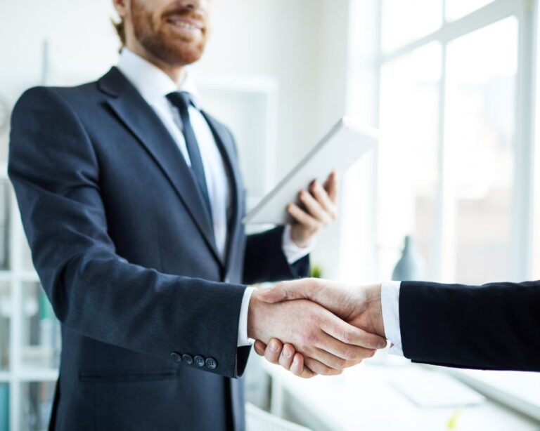 Händeschütteln zwischen Geschäftspartnern im Anzug